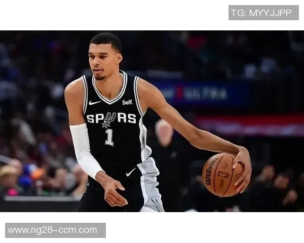 文班亚马半场表现起伏6分2板2帽5助攻却伴随4次失误