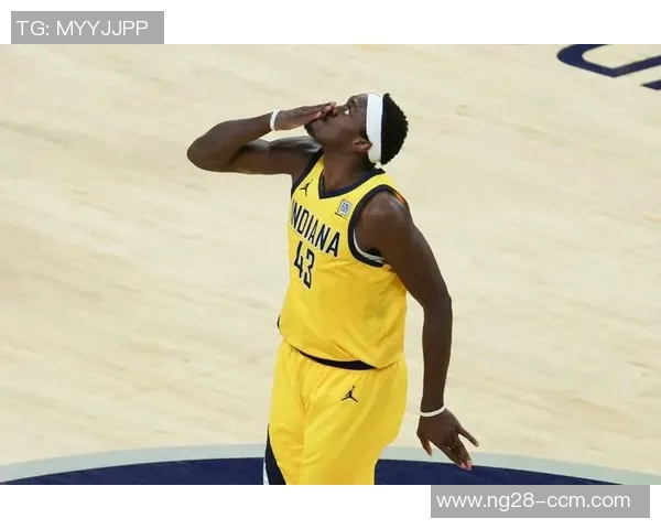 爱德华兹华丽突破拉杆换手上篮精彩得分引爆全场激情 爱德华兹华丽突破拉杆换手上篮精彩得分引爆全场激情