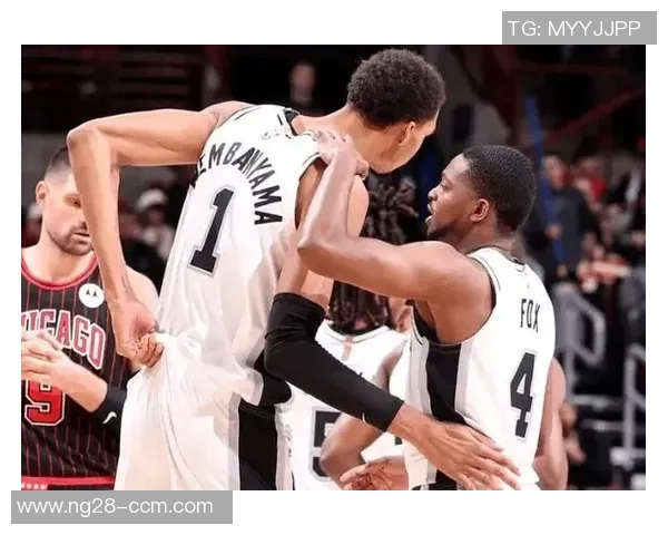 福克斯盛赞文班防守独特之处提升队友信心与进攻侵略性 福克斯盛赞文班防守独特之处提升队友信心与进攻侵略性